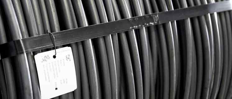 Carbon steel of improved quality to be converted into wire